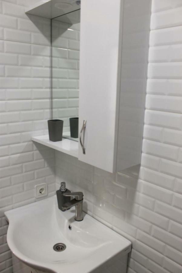 Apartament 1 *