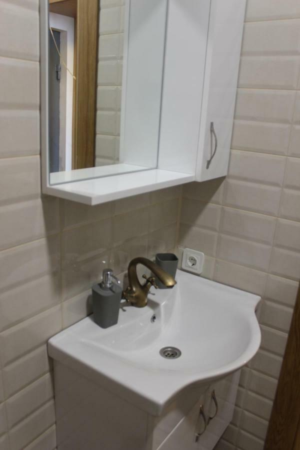 Apartament 1 *